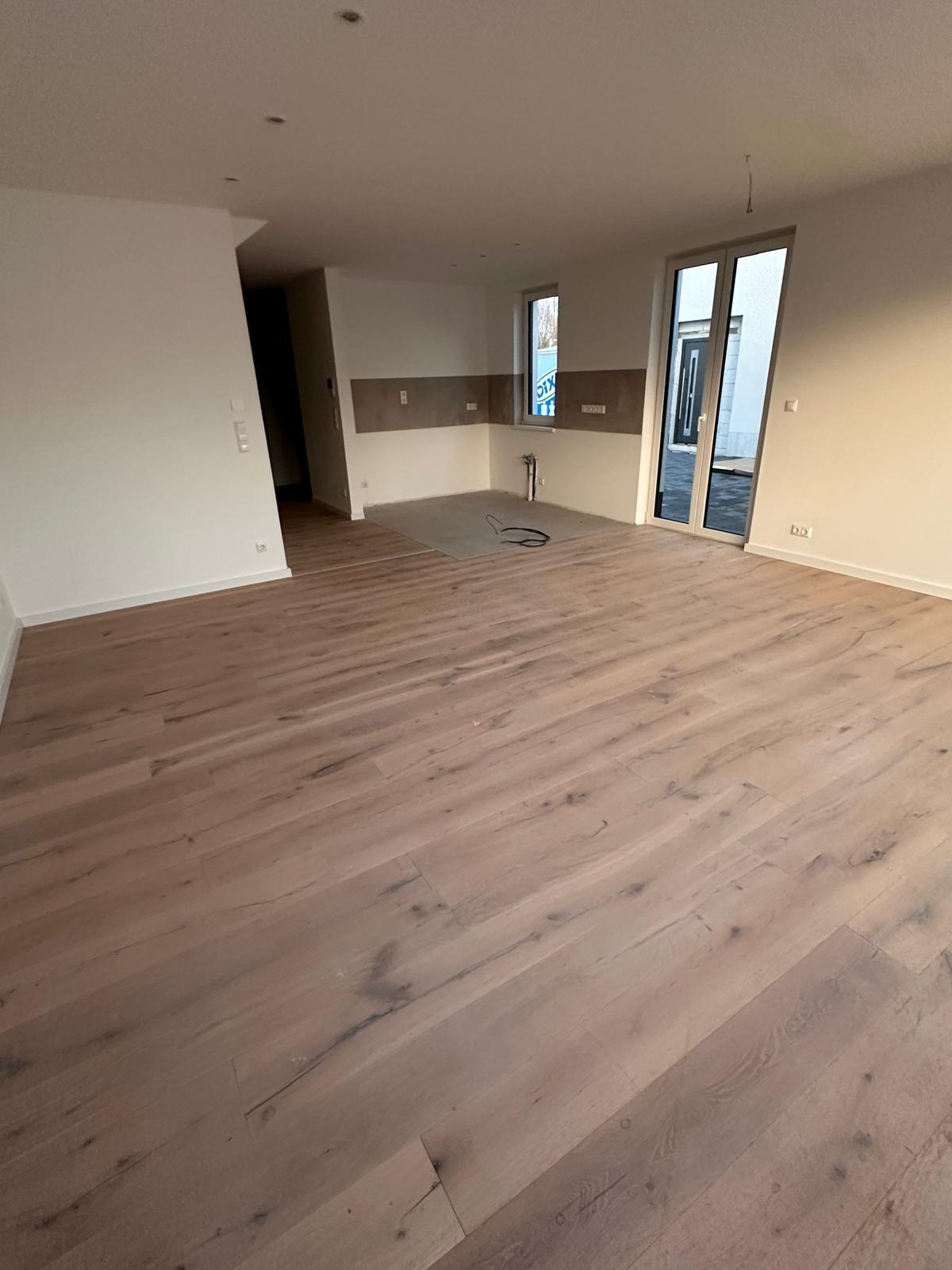 Wohn- Essbereich mit Blick auf offene Küche