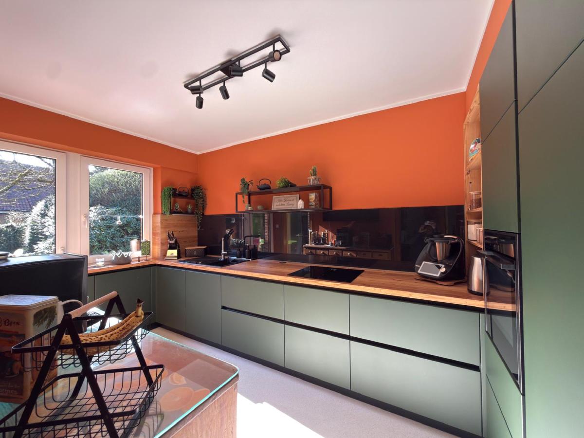 Küche mit Blick in den Garten