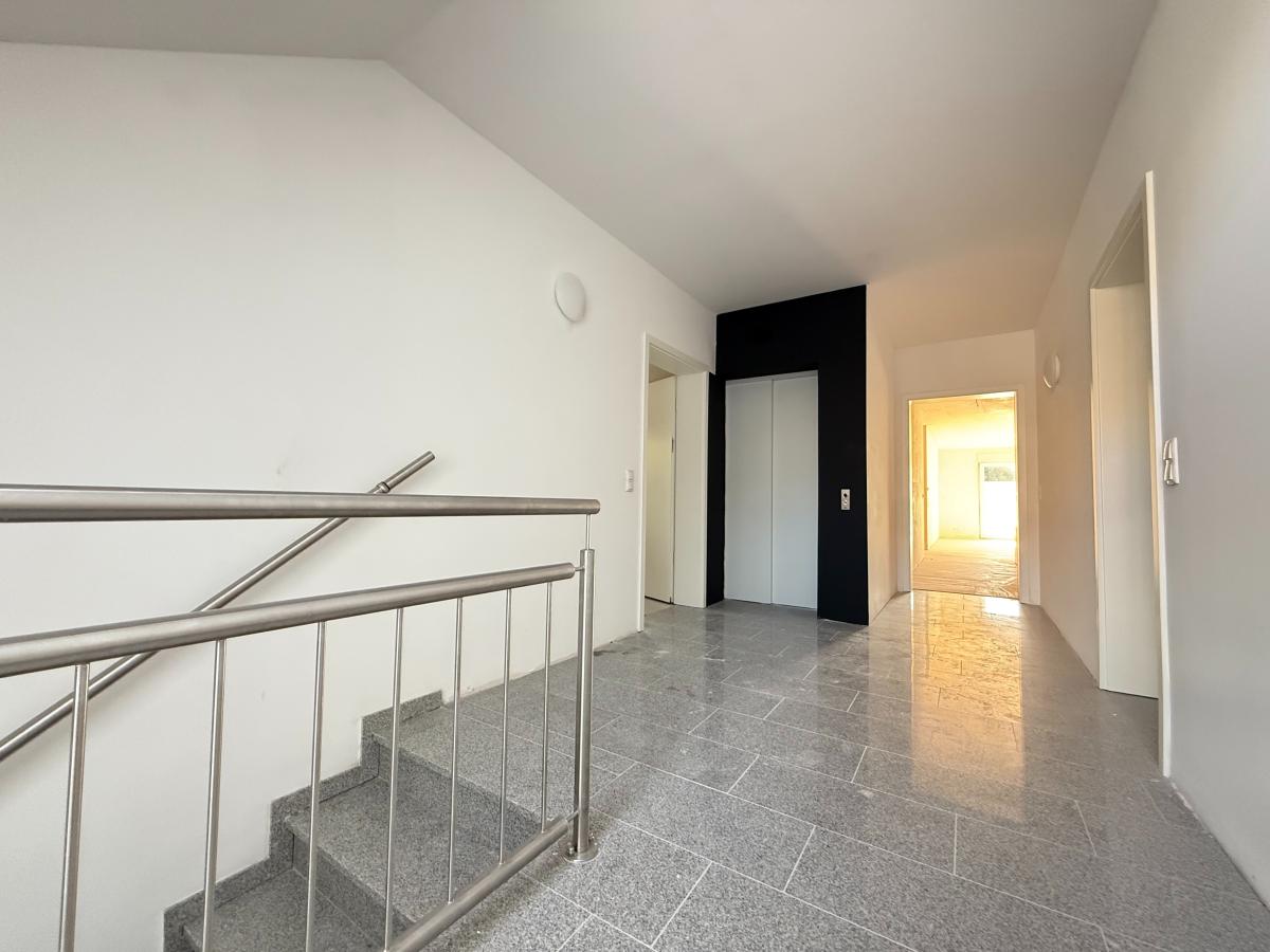 Treppenhaus mit Aufzug