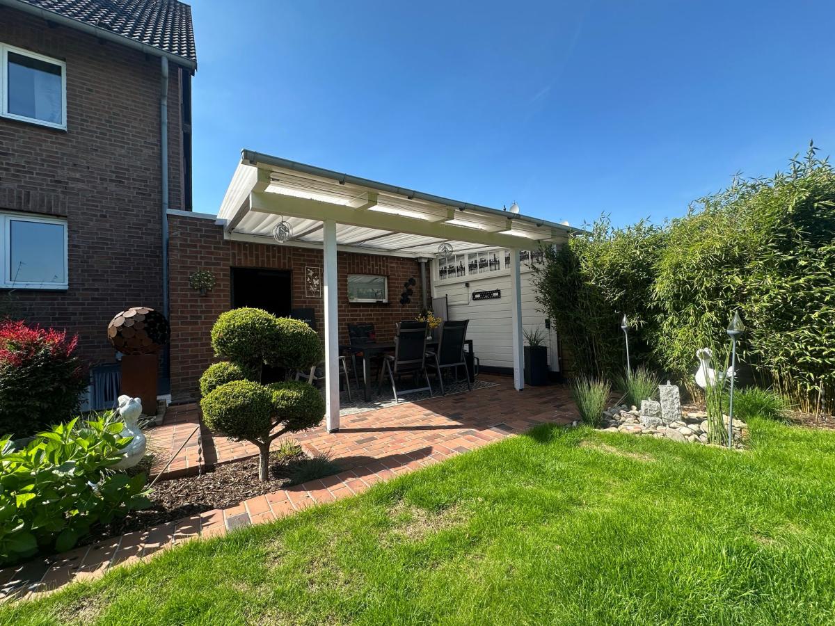 Terrasse mit Zugang zum Keller und Garage