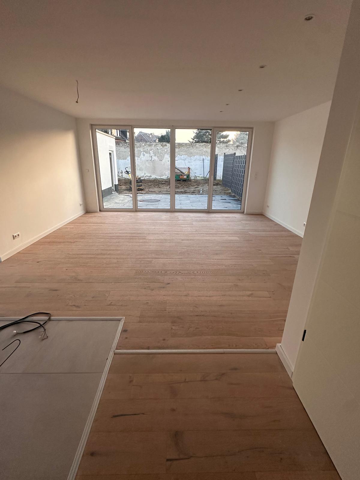 Wohn- Essbereich mit Blick auf Terrasse und Garten