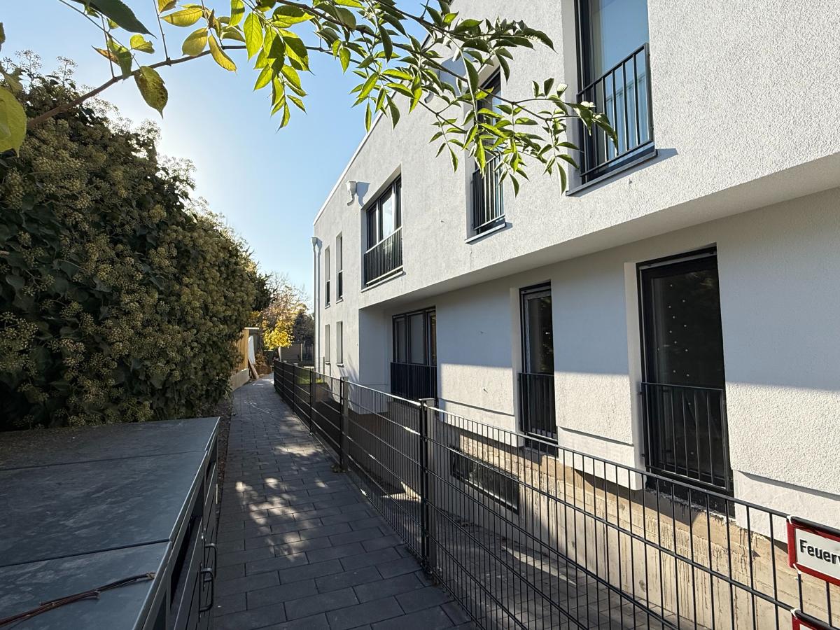 seitlicher Gang und Tiefgarageneinfahrt