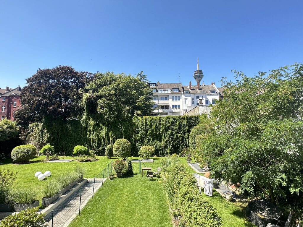 Exklusive 2,5-3 Zimmer Wohnung mit Blick auf den Fernsehturm und Tiefgaragenstellplatz in Unterbilk!