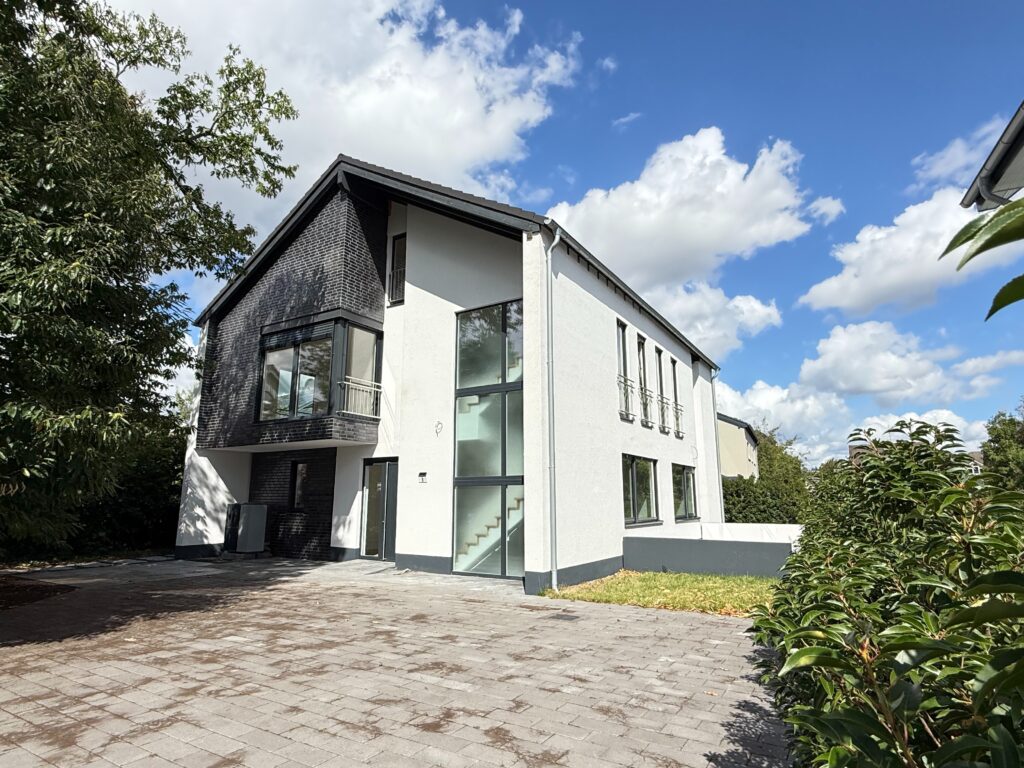 Architektonische Eleganz in Bestlage von Kaarst – Neubau-Stadtvilla mit Keller
