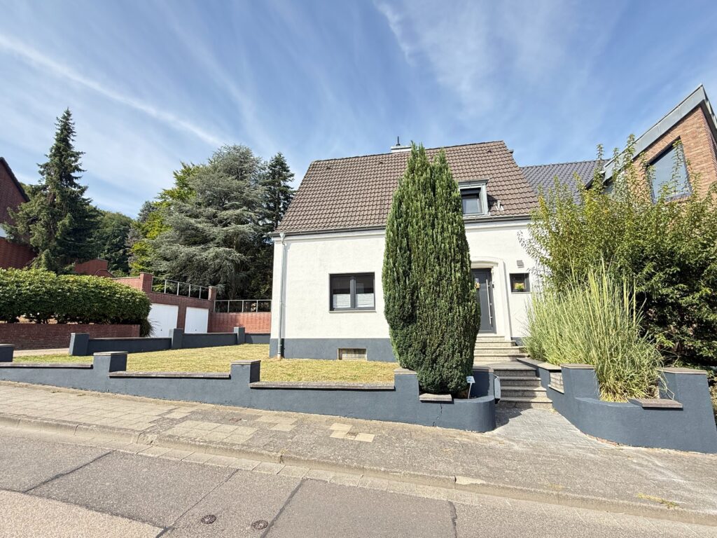 Familienidyll in Neuenhausen – modernisierte Doppelhaushälfte mit Garten & Garage